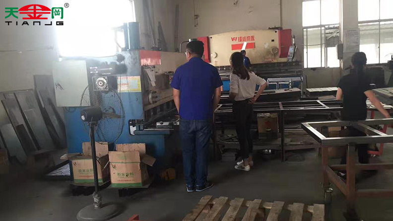 德資企業(yè)考察團隊走進工具柜廠家天金岡，實地參觀考察工廠！