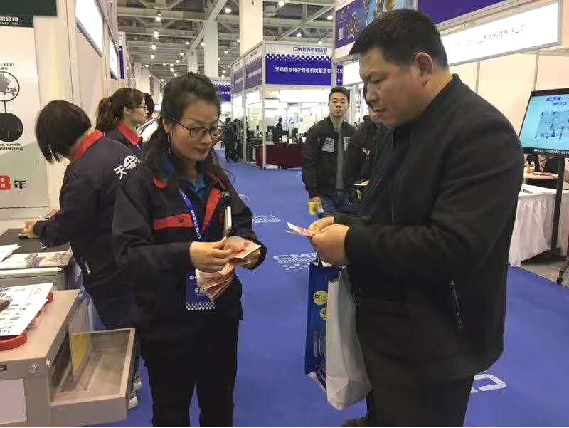 機(jī)床展現(xiàn)場(chǎng)客戶與昆山天金岡簽單