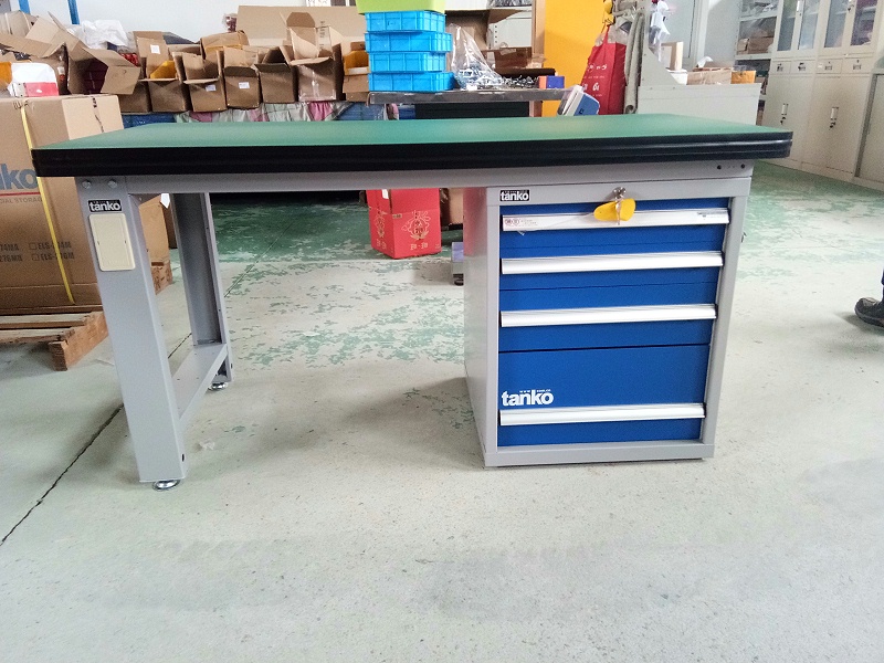 鉗工工作臺(tái)防靜電